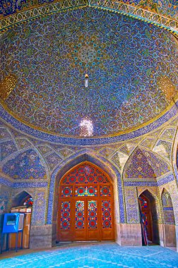 ISFAHAN, İRAN - 21 Ekim 2017: Seyit Camii namaz salonu panoraması, zengin dekore edilmiş fayans kubbesi ve kemerli niklerle, 21 Ekim 'de İsfahan' da.