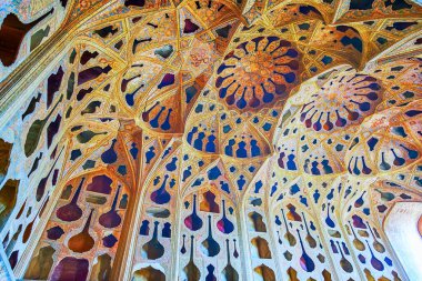 Isfahan, Iran - 21 Ekim 2017: Duvarlar ve karmaşık kubbe, Music Hall, Ali Sarayı kaplıdır Tong Borie tekniğinde farklı şekilli adornaments ile günü 21 Ekim Isfahan Qapu.