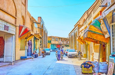 Isfahan, Iran - 21 Ekim 2017: günü 21 Ekim Isfahan dar sokakları ve eski dörtte kapalı çarşı birçok küçük dükkanlar, depolar, atölyeler ve kabinleri ile yürümek.
