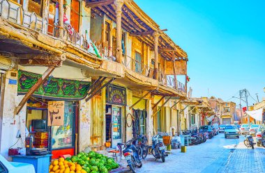 Isfahan, Iran - 21 Ekim 2017: Kapalı çarşı tarihi dörtte günü 21 Ekim Isfahan tezgahları, küçük kafe, bağlıyordun ve atölye çalışmaları, eski püskü yapılardır ve kulübe dolu.