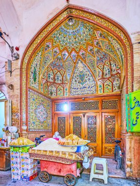 Isfahan, Iran - 21 Ekim 2017: İran Ticaret Merkezi'nde Isfahan iyi döşeme desenleri, mukarnas ile dekore edilmiş ve günü 21 Ekim Isfahan vitray, ahşap kapı oyma Kapalıçarşı, çarpıcı portal.