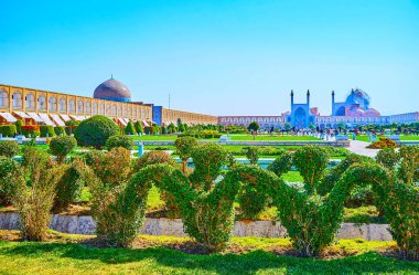 Ortaçağ Nakş-ı Cihan Meydanı süs bahçe ile dekore edilmiş tarihi yerler - salonları, Kapalı Çarşı ve cami Safevi dönemi, Isfahan, Iran tarafından çevrili.