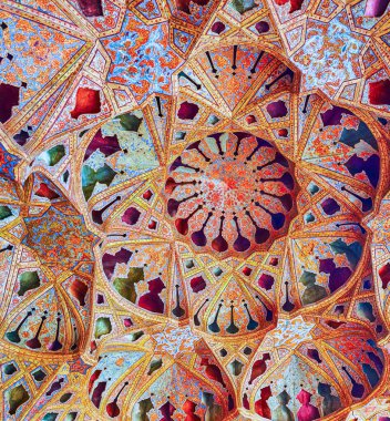Isfahan, Iran - 21 Ekim 2017: Music Hall Ali Qapu Sarayı günü 21 Ekim Isfahan plasterwork, Tong Borie tekniğinde yapılmış oyma niş ile çarpıcı kubbe.