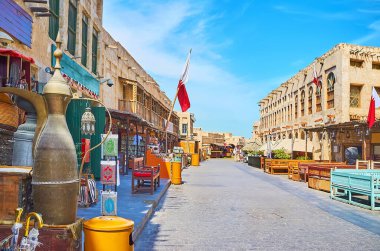Souq Waqif 'in merkez koridorunda, antika mağazası, açık hava kafeleri ve hediyelik eşya tezgahları, Doha, Katar manzaralı hoş bir yürüyüş.