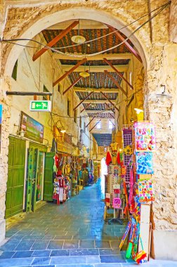 Doha, Katar - 13 Şubat 2018: Ortaçağ kapalı Souq Waqif çok dar karanlık alleyways mağazaları, stand ve Yerel Bayiler ve ambarları ile Şubat 13 Doha oluşur