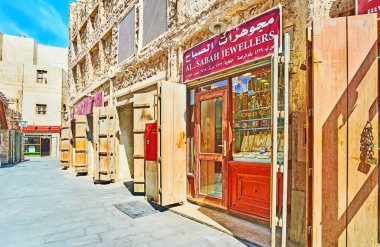 Doha, Katar - 13 Şubat 2018: Takı bölümü Souq Waqif - Şubat 13 Doha takılar altın ve gümüş, sunan Mağazalar, sıra ile eski sokak.