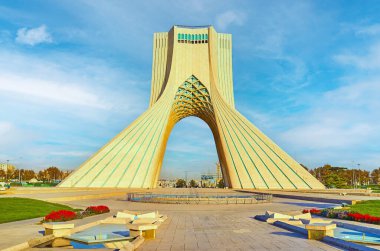 Azadi Kulesi kentin en tanınan simgesidir ve İran 'daki her turist için görülmesi gereken bir yerdir.