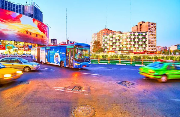 Tehran, Iran - 24 Ekim 2017: Meşgul Vali Asr Meydanı 24 Ekim, Tahran, İran Tahran Merkezi alışveriş merkezidir.