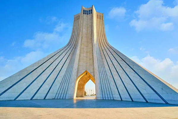 Tehran, Iran - 25 Ekim 2017: Güzel modern Azadi Kulesi doğru geometrik şekiller kullanılarak tasarlanmış ve antik Pers Mimarlık tarafından 24 Ekim, Tahran, İran ilham kaynağı oldu