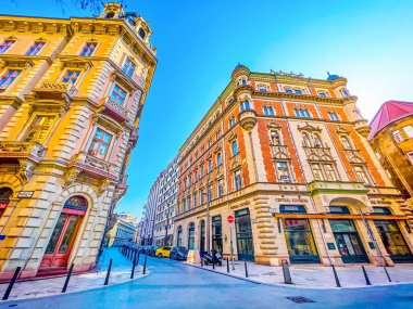 BUDAPEST, HUNGARY - 2 Mart 2022: Pest ilçesinin göbeğindeki Central Grand Cafe ve Bar 'ın çarpıcı cephesi, 2 Mart' ta Budapeşte