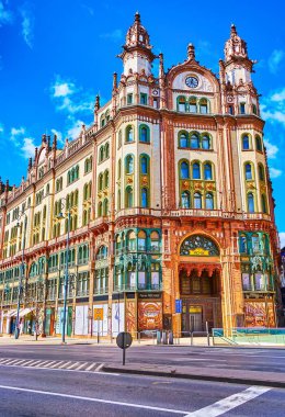 BUDAPEST, HUNGARY - 22 Şubat 'ta Budapeşte' de, Lajos Kossuth Caddesi 'ndeki tarihi Brudern House' un etkileyici köşe cephesi