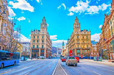 BUDAPEST, HUNGARY - 22 Şubat: Lajos Kossuth Caddesi ikonik Clotilde Sarayı manzaralı ve 22 Şubat 'ta Budapeşte' de hızlı trafik
