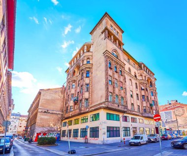 BUDAPEST, HUNGARY - 22 Şubat: 22 Şubat 'ta Budapeşte' de tarihi evler, duvar resimleri ve küçük dükkanlar manzaralı Belvaros 'taki Rumbach Sebestyen Caddesi' nde yürüyün