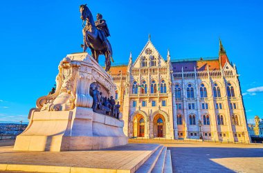 BUDAPEST, HUNGARY - 22 Şubat 'ta Macaristan' ın Budapeşte kentinde 22 Şubat 'ta Gotik Parlamento binasının önündeki Lajos Kossuth Meydanı' ndaki Binası 'nda bulunan Binici Gyula Andrassy anıtı