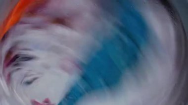 Dönen davul kıyafetlerin suda yuvarlanıp yuvarlanmasına neden olur.