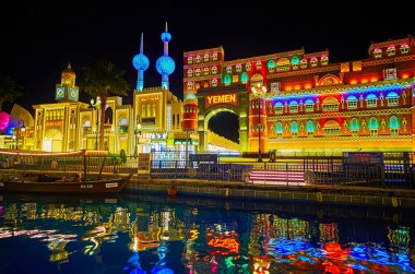DUBAI, BAE - 6 Mart 2020: Yemen ve Kuveyt 'in aydınlanmış köşkleri, 6 Mart' ta Dubai 'deki Global Village Dubai kanalının sularına yansıdı.