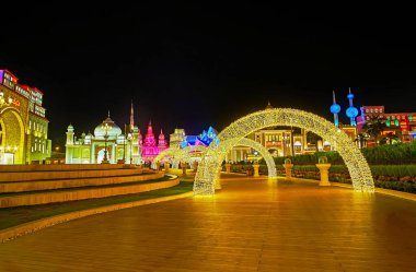 DUBAI, BAE - 6 Mart 2020 'de Dubai Global Village' deki sokak renkli çadırlara karşı ışık kemerleriyle süslenmiş, 6 Mart 'ta Dubai' de