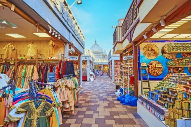 DUBAI, BAE - 6 Mart 2020: Küresel Dubai Köyü Pavyonu 'nda Türk mallarının durduğu ara sokak, 6 Mart' ta Dubai 'de