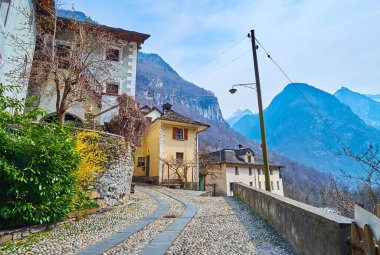 Küçük Prato Sornico köyünün tarihi evleri olan dar virajlı Valle di Prato Caddesi, Vallemaggia, İsviçre