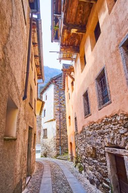 Prato Sornico, Val Lavizzara, Vallemaggia, İsviçre gibi yüksek taştan evlerle dolu dar, gölgeli sokak.