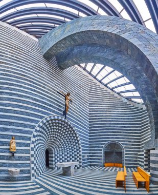 MOGNO, SWitzERLAND - 29 Mart 2022 San Giovanni Battista Kilisesi 'nin taş sunağı ve cam tavanı, Mogno, Val Lavizzara, Vallemaggia, İsviçre