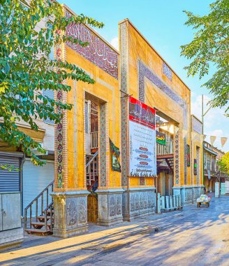 Tahran, Iran - 11 Ekim 2017: Ekim 11, Tahran, İran üzerinde mavi çinileri, Arapça Hat ile süslenmiş tuğla kapısı kapalı çarşı (ın Bazaarı e Bozorg).