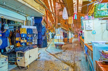 Tehran, Iran - 11 Ekim 2017: Kapalı Çarşı tüccarlar sabahı, 11 Ekim, Tahran, İran kendi Mağazalar açmak.