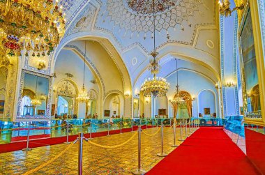 Tahran, Iran - 11 Ekim 2017: Resepsiyon salonu (Talar-e Salam) Gülistan Sarayı ile mozaik döşeme, benzersiz avizeler ve ayna modelleri, duvarlar ve tavan, Ekim 11, Tahran, İran.