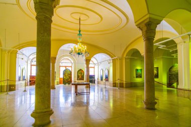 TEHRAN, İRAN - 11 Ekim 2017: İran 'ın Golestan Sarayı Güzel Sanatlar Müzesi' nin içi, Neggar-Khaneh 'de ev sahipliği yapıyor ve İran' ın Tahran kentinde 11 Ekim 'de İranlı sanatçıların resimlerini içeriyor.