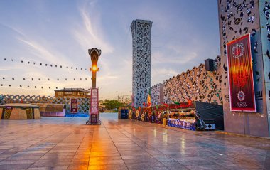 TEHRAN, IRAN - 11 Ekim 2017: Muharram ayinleri için inşa edilen modern yapılarla İmam Hüseyin Meydanı 'nın akşam manzarası, 11 Ekim' de Tahran 'da.