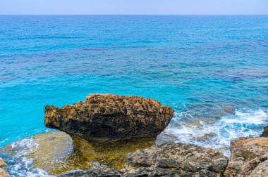 Kıbrıs Rum Kesimi, Ayia Napa, Cape Greco 'da karmaşık erozyon şekillerine sahip kireçtaşı kayalık kıyı şeridi.