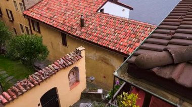 Arka planda sisli Lugano Gölü ve Lugano Prealpleri olan Ortaçağ Gandria Panoraması, Ticino, İsviçre