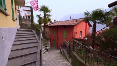 Dar taştan sokakta, renkli tarihi evler, küçük oteller ve aile restoranları, Gandria, Ticino, İsviçre