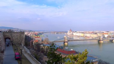 Budapeşte şehri, Tuna Nehri, Szechenyi Zinciri Köprüsü, Pest, Parlamento, Margaret Köprüsü ve Macaristan 'ın Margaret Adası' na bakan ortaçağ taş surlarından kurulmuştur.