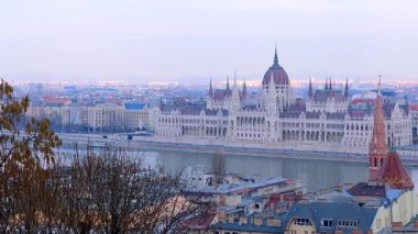 Budapeşte 'nin tarihi şehir manzarası Budherman Kalesi' nin çatıları, Tuna Nehri, Parlamento, Pest ve St. Stephen Bazilikası, Macaristan