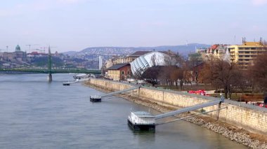 Tuna Nehri 'nin Panorama' sı, Balna 'nın seddi, Özgürlük ve Elisabeth Köprüleri, Buda Kalesi, Gellert Tepesi, ve Teknoloji ve Ekonomi Üniversitesi, Budapeşte, Macaristan