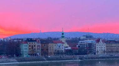 Tuna Nehri üzerinde parlak mor alacakaranlık gökyüzü, Buda bölgesi konutları ve tarihi Buda Şatosu Castle Hill, Budapeşte, Macaristan