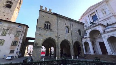 Sant 'Alessandro Katedrali, Palazzo della Ragione, Palazzo della Podesta, uzun saat kulesi ve ortaçağ heykeltraşı Bergamo, Lombardy, İtalya' nın Baptistliği ile Duomo Meydanı 'nın Panoraması