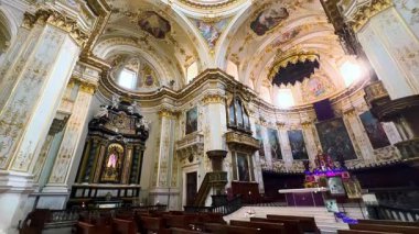 Duomo di Bergamo (Bergamo Katedrali) dua salonunun dikey manzarası beyaz duvarlarda, sütunlarda ve kasalarda yaldızlı desenler, boyanmış kubbe, süslü Ana Şapel, Citta Alta, Bergamo, İtalya