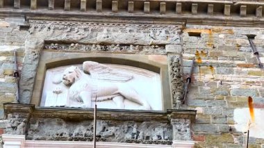Beyaz mermer kabartma St Mark 's Winged Lion Palazzo della Ragione duvarı ve Palazzo della Podesta' nın ortaçağ saat kulesi, Piazza Vecchia, Bergamo Alta, İtalya