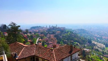 Lombardy, İtalya 'daki San Vigilio Tepesi' nin tepesinde ortaçağ Yukarı Şehir Bergamo ile panoramik manzara