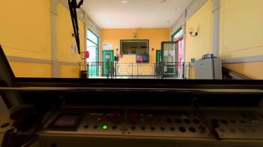 San Vigilio Tepesi 'nden Bergamo Tepesi' ne, yemyeşil tepe boyunca uzanan Bergamo Tepesi 'ne kadar Bergamo-San Vigilio funiküler' den aşağı, zengin parkları ve küçük evleri olan Lombardy, İtalya 'ya sür.