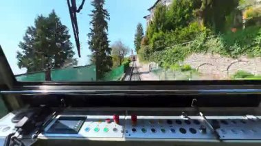San Vigilio Tepesi 'nin tepesinden Bergamo-San Vigilio Füniküleri' nin hızlanması, kabin manzarası, Bergamo, Lombardy, İtalya