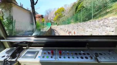 Bergamo-San Vigilio funicular yolculuğunun tadını çıkarın. Bergamo 'dan San Vigilio Hill, Lombardy, İtalya' ya kadar.