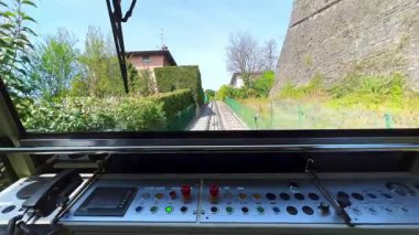 Bergamo-San Vigilio Füniküler San Vigilio Tepesi 'nden Citta Alta, Lombardy, İtalya' ya kadar uzanır.