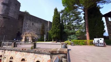 İtalya 'nın Citta Alta kentindeki tepenin tepesinde yer alan yüksek surları ve gözetleme kuleleri olan ortaçağ taşından Rocca di Bergamo kalesinin panoraması