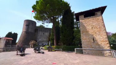 Rocca di Bergamo kalesinin önündeki izleme terası ortaçağ taş kulelerini ve İtalya 'nın tepe manzarasını gözlemler.