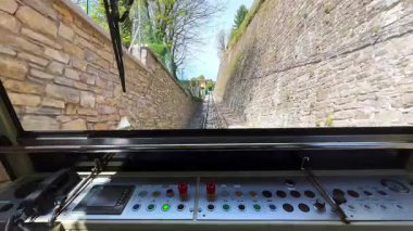 Bergamo-San Vigilio füniküler biniş Bergamo Yukarı Kasabası 'ndan San Vigilio Tepesi' ne, Lombardy, İtalya