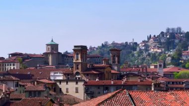 Bergamo Alta Panoraması (üst kasaba) çatıları, tarihi evler, taş kuleler, kubbeler ve yeşil San Vigilio Tepesi, İtalya