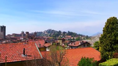 Rocca di Bergamo parkından Panorama, Citta Alta 'nın kırmızı kiremit çatıları ve şehir kiliseleri ve saraylarının ortaçağ taş kuleleri, İtalya